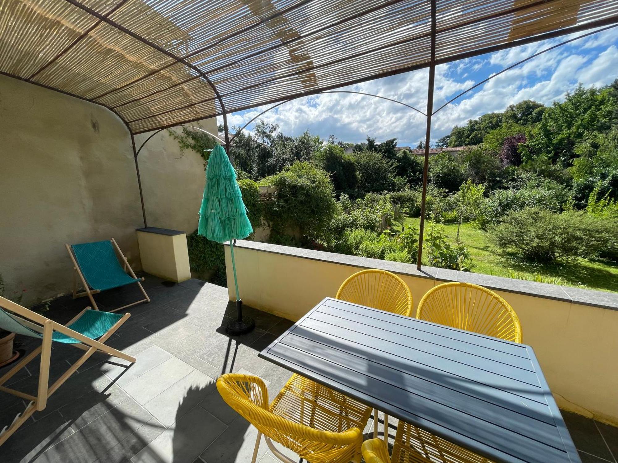 Gite Avec Terrasse Saint-Saturnin  Eksteriør billede